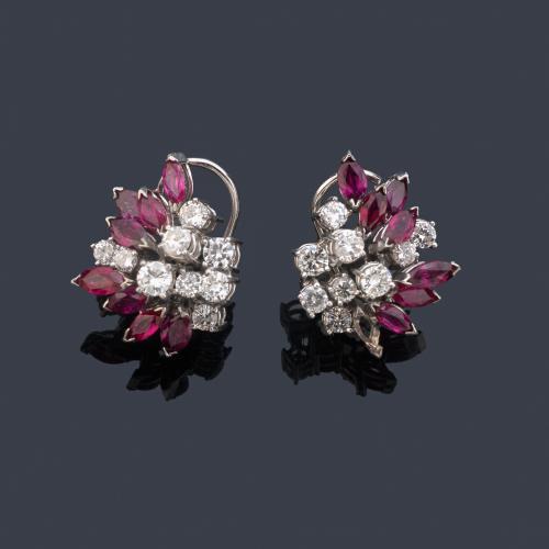 Pendientes cortos con brillantes de aprox. 1,44 ct en total y rubíes talla marquís (falta uno) de aprox. 2,25 ct en total.