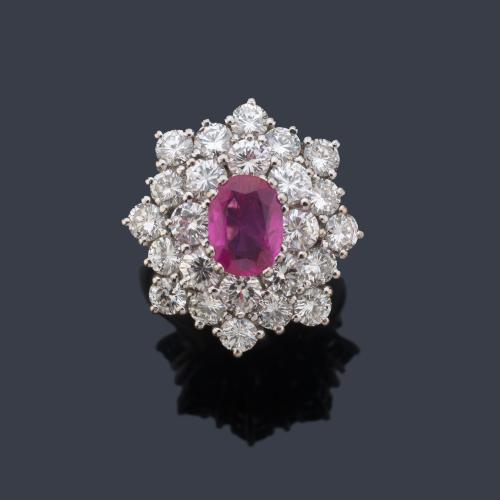 Anillo con rubí talla oval de aprox. 1,55 ct con doble orla en forma de estrella de aprox. 3,90 ct en total.