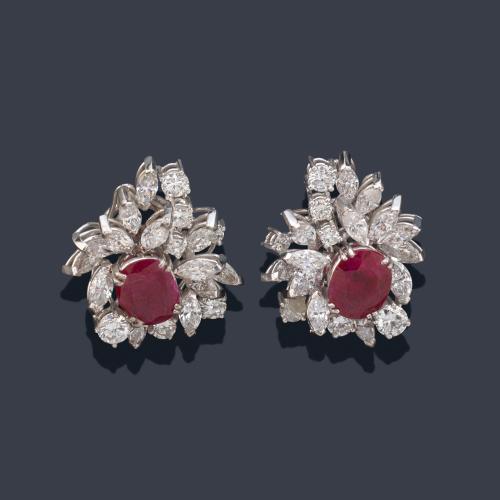  Pendientes cortos con pareja de rubíes talla oval de aprox. 2,00 ct en total.