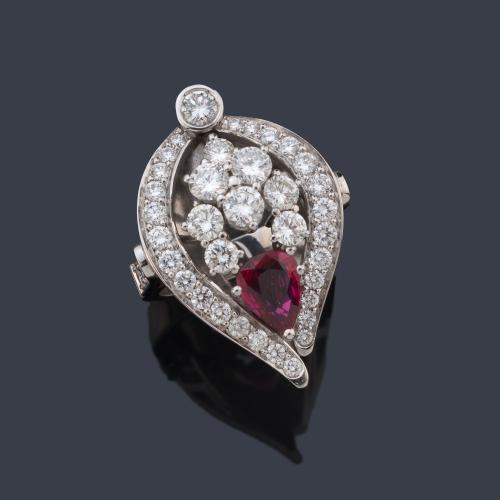  Anillo estilo lanzadera con brillantes de aprox. 2,66 ct y rubí talla perilla de aprox. 1,00 ct en total.