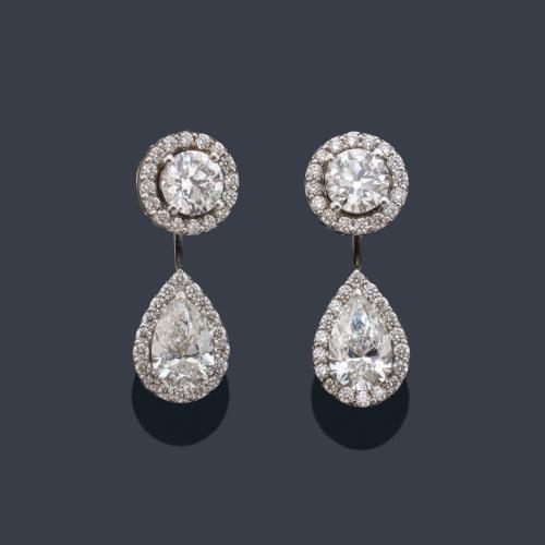  Pendientes largos con pareja de diamantes talla perilla de aprox. 1,40 ct con dos brillantes de mayor tamaño de 1,02 ct con orla de 0,55 ct en total.