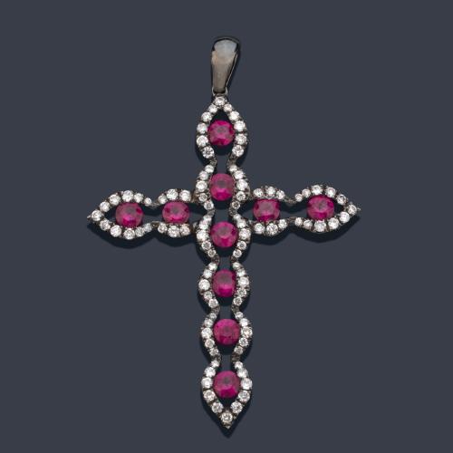 Cruz con rubíes talla redonda de aprox. 1,00 ct en total y perfilado con diamantes talla 8/8 y brillante.