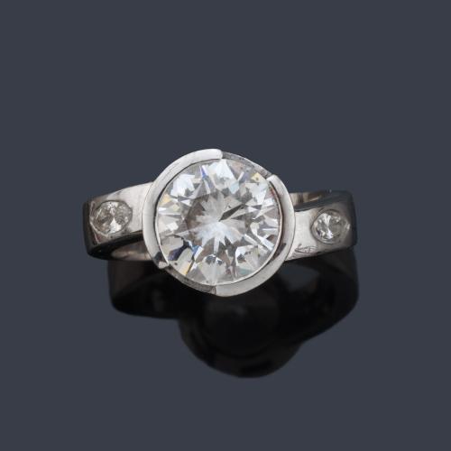 Solitario con brillante de aprox. 3,08 ct en montura de oro blanco de 18K.