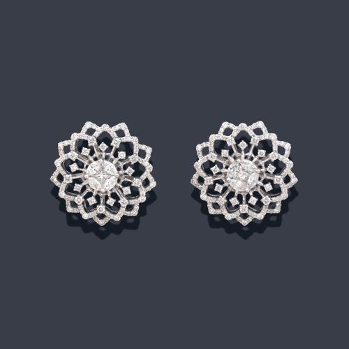  Pendientes cortos con diseño de rosetón calado con diamantes talla brillante y al centro talla marquís y princesa de aprox. 1,63 ct en total.