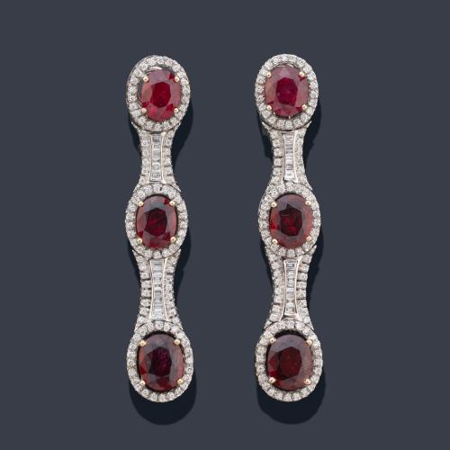 Pendientes largos con rubíes talla oval de aprox. 8,90 ct en total con orla de brillantes de aprox. 2,90 ct en total.