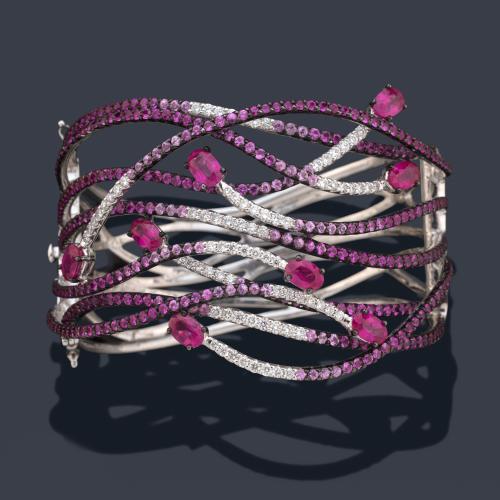 Pulsera rígida con rubíes talla oval y redonda con brillantes en montura de oro blanco de 18K.