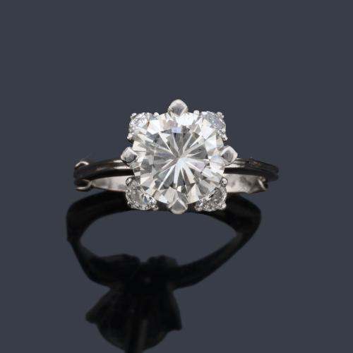 Solitario con brillante central de aprox. 2,22 ct y cuatro brillantes de aprox. 0,39 ct en total. Certificado IGE.