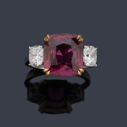  Anillo con rubí talla oval de aprox. 7,08 ct con dos diamantes talla 'Cushion' de aprox. 1,40 ct en total. Certificado GRS Gemresearch SwissLab.