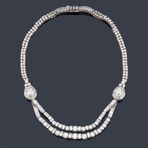  Importante collar con diamantes talla brillante, perilla, baguette y trapecio de aprox. 45,15 ct en total.