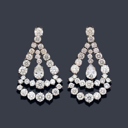  Pendientes largos con dos diamantes talla perilla central de aprox. 2,16 ct y dos bandas curvadas con brillantes de aprox. 14,00 ct en total.