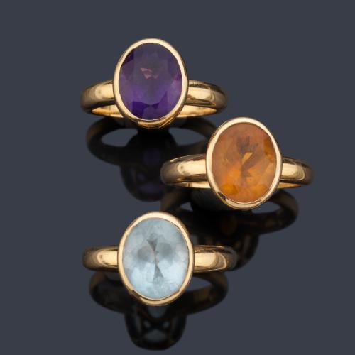  Tres anillos con aguamarina, amatista y citrino talla oval en montura de oro amarillo de 18K.