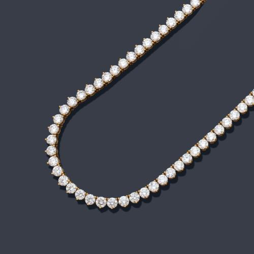 Collar rivière con brillantes de 17,85 ct en total, en montura de oro amarillo de 18K.