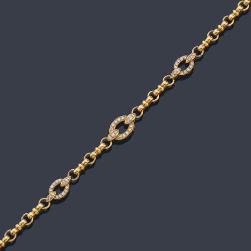  Collar con tres motivos ovalados centrales con brillantes y eslabones circulares realizados en oro amarillo de 18K.