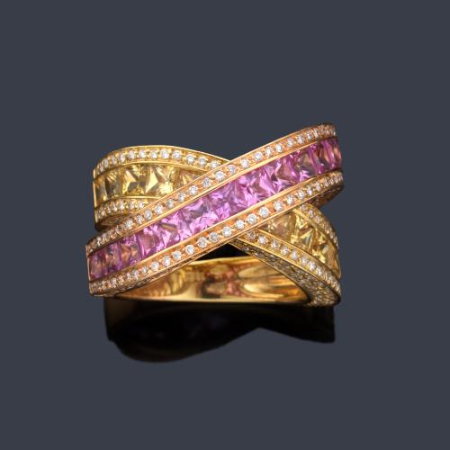 Anillo con doble banda cruzada con bandas de zafiros amarillos y rosas con remate de brillantes.