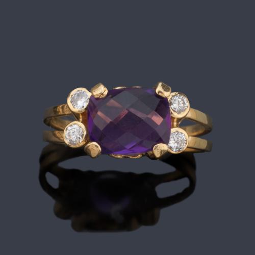 Anillo con amatista facetada y cuatro brillantes engastados en bisel, en montura de oro amarillo de 18K.