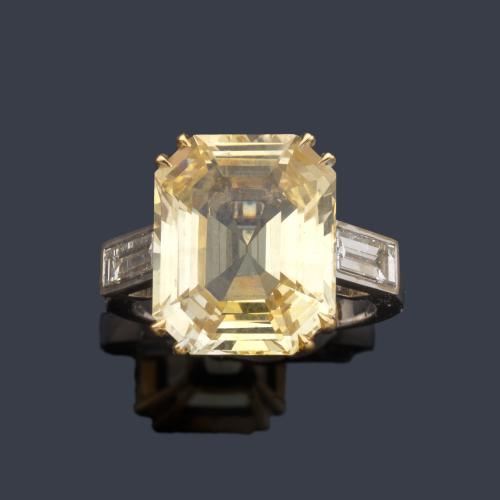 Anillo con zafiro amarillo talla rectangular de aprox. 13,97 ct con dos diamantes talla baguette de aprox. 0,98 ct en total.