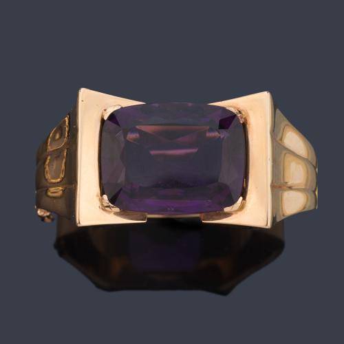  Pulsera retro con gran amatista central facetada sobre montura de oro rosa de 18K. Años '40.