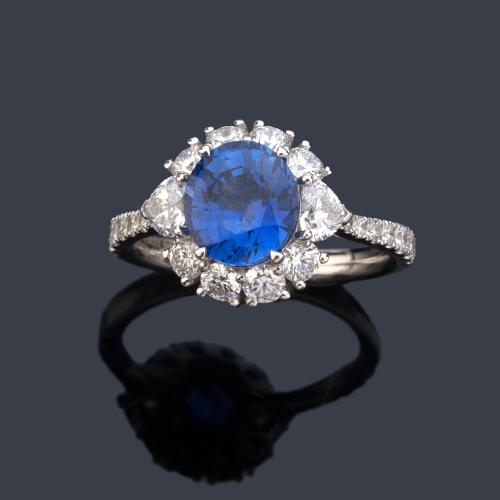  Anillo con zafiro talla oval - cushion de aprox. 2,56 ct con orla de diamantes talla corazón y brillante de aprox. 1,42 ct en total. Certificado Bellerophon GemLab.