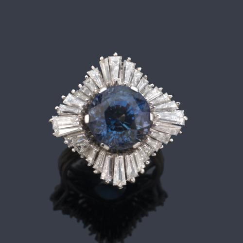  Anillo con tanzanita central talla redonda de aprox. 5,00 ct con orla tipo bailarina de diamantes talla trapecio de aprox. 2,20 ct en total.