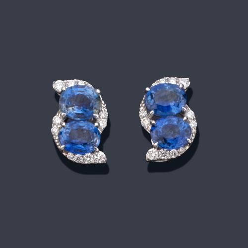 Pendientes cortos con zafiros talla oval de aprox. 2,00 ct en total orlado con brillantitos de aprox. 0,10 ct en total.