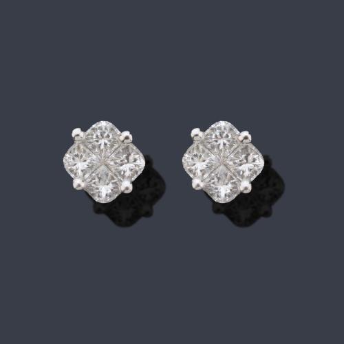  Pendientes cortos con diamantes talla fantasía de aprox. 0,35 ct en total.