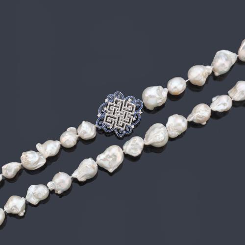  Collar largo con perlas australianas barrocas y broche calado con vidrios incoloros y azules.