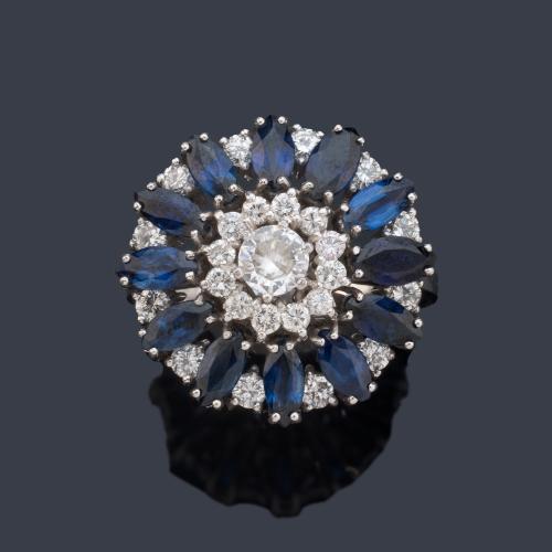  Anillo con brillante central de aprox. 0,30 ct con orla de zafiros talla marquís de aprox. 1,55 ct intercalado con brillantes.