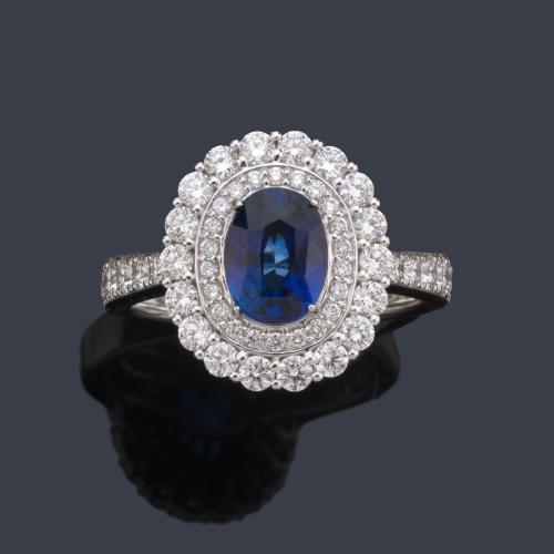  Anillo con zafiro talla oval de aprox. 2,01 ct con doble orla de brillantes de aprox. 1,13 ct en total. Certificado Bellerophon Gem Lab.