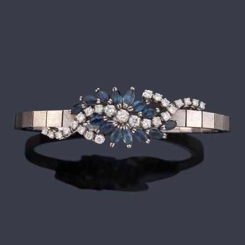  Pulsera semirrígida con frente con brillantes de aprox. 1,40 ct en total y zafiros talla marquís de aprox. 2,80 ct en total.