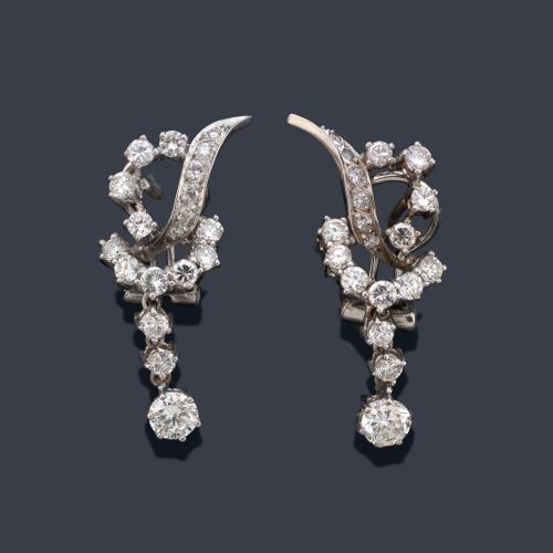 Pendientes largos con dos bandas curvadas y caída con brillantes de aprox. 2,40 ct en total.