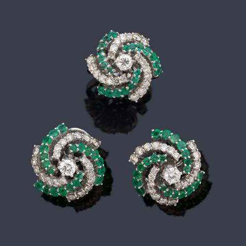  Pendientes cortos y anillo con diseño de bandas curvadas con brillantes de aprox. 2,80 ct en total y esmeraldas talla redonda en disminución de aprox. 5,00 ct.