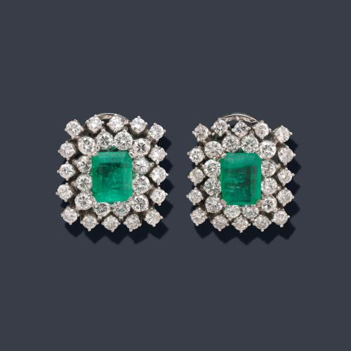  Pendientes cortos con pareja de esmeraldas al centro de aprox. 3,00 ct en total con doble orla de brillantes de aprox. 3,92 ct en total.