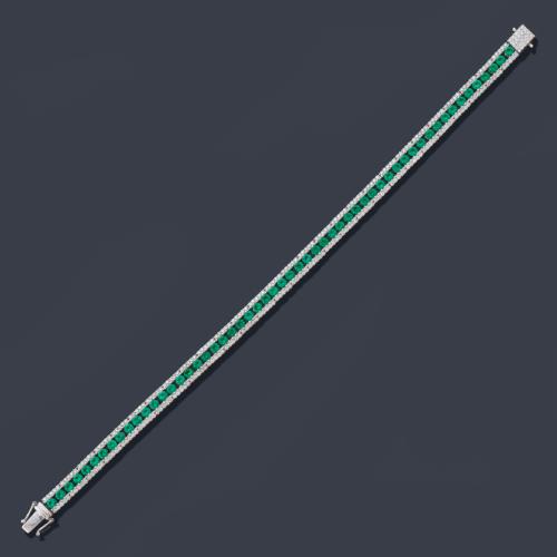Pulsera tipo rivière con banda central de esmeraldas de aprox. 3,03 ct en total y brillantes de aprox. 1,63 ct.