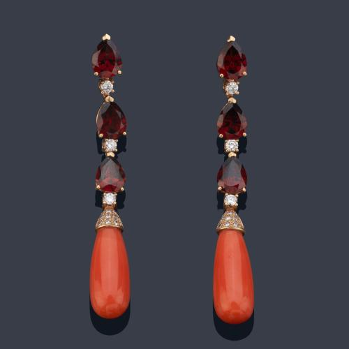 Pendientes largos con pareja de chupones de coral con granate almandino talla perilla de aprox. 4,80 ct en total intercalado con brillantes de aprox. 0,50 ct en total.