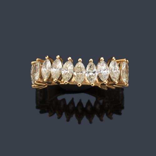  Anillo articulado con frente de diamantes 'fancy yellow' talla marquís de aprox. 3,77 ct en total.