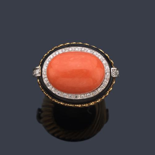  Anillo maxi con gran cabujón de coral con orla de brillantes de aprox. 0,46 ct en total y pieza ovalada de ónix. Años '70.