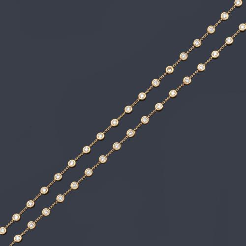  Cadena larga con brillantes de aprox. 9,07 ct en total engastados en chatón.