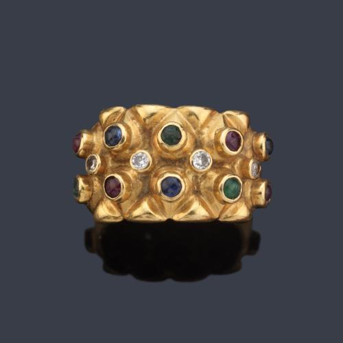 Anillo con salpicado de gemas de color y brillantes engastados en bisel.
