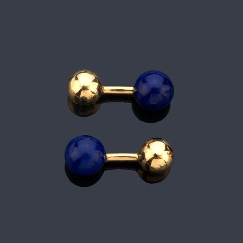  Gemelos con dos piezas esféricas de lapislázuli en montura de oro amarillo de 18K.