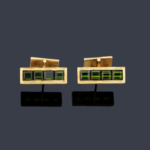  Gemelos con diseño rectangular con turmalinas verdelitas engastadas en carril. Años '70.