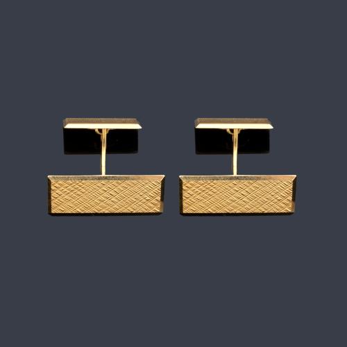  Gemelos con diseño rectangular y rallado en montura de oro amarillo de 18K.