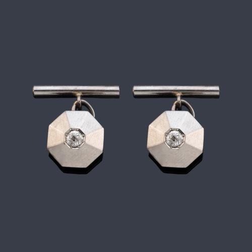 Gemelos con diseño octogonal con brillante central en montura de oro blanco de 18K.