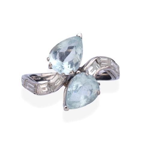  Anillo con pareja de aguamarinas talla perilla de aprox. 1,00 ct cada una y banda de diamantes talla baguette en ambos lados.