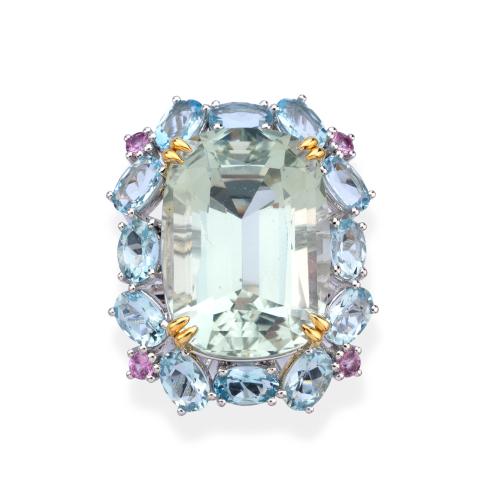  Anillo de cocktail con gran berilo central de aprox. 26,75 ct con orla de aguamarinas talla oval de aprox. 4,00 ct en total.