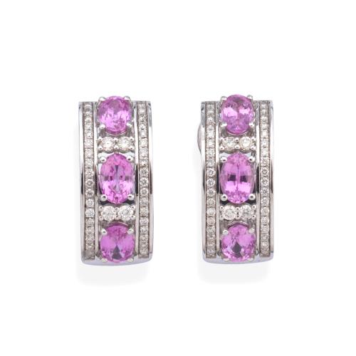  Criollas con tres zafiros rosas talla oval de aprox. 3,72 ct en total con banda de brillantes de aprox. 0,58 ct en total.