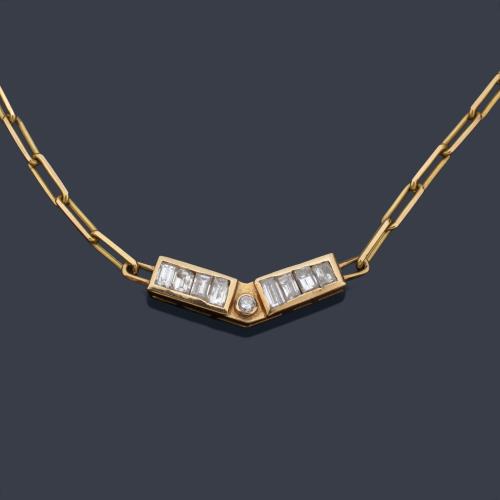  Cadena con motivo central con diamantes talla baguette y brillante de aprox. 0,55 ct en total.