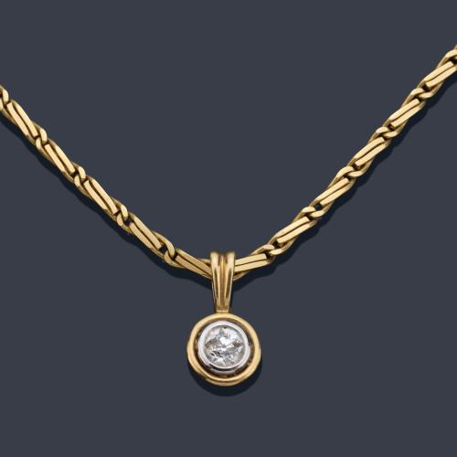 Colgante con diamante talla antigua de aprox. 0,50 ct engastado en doble chatón.