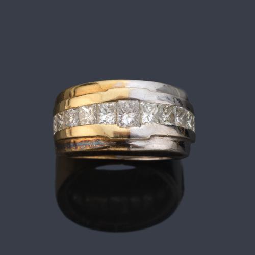  Anillo con banda central de diamantes talla princesa de aprox. 1,65 ct en total.