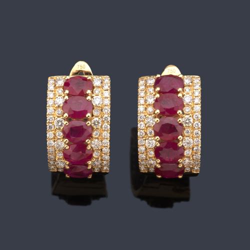  Pendientes criolla con banda de rubíes talla oval de aprox. 4,22 ct en total y doble banda de brillantes de aprox. 1,00 ct en total.