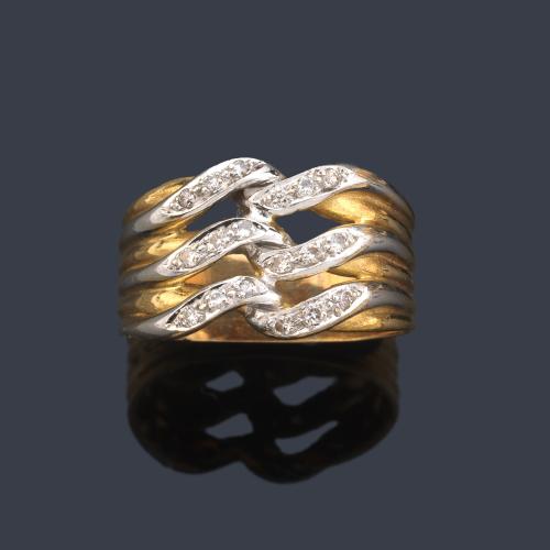 Anillo con tres bandas entrelazadas con detalles de diamantes en montura de oro amarillo de 18K.
